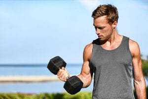 Homme faisant des boucles de biceps