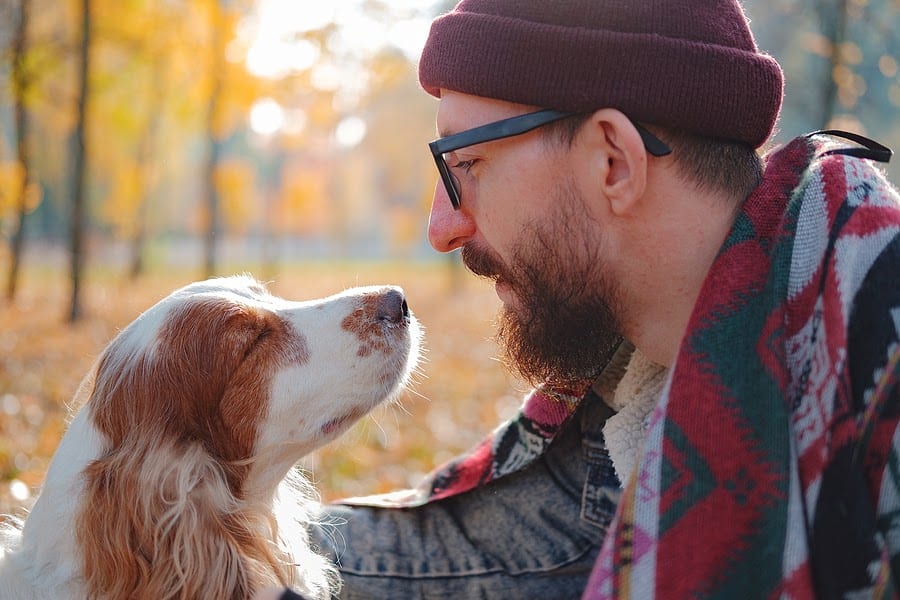 Junger Mann und sein Hund