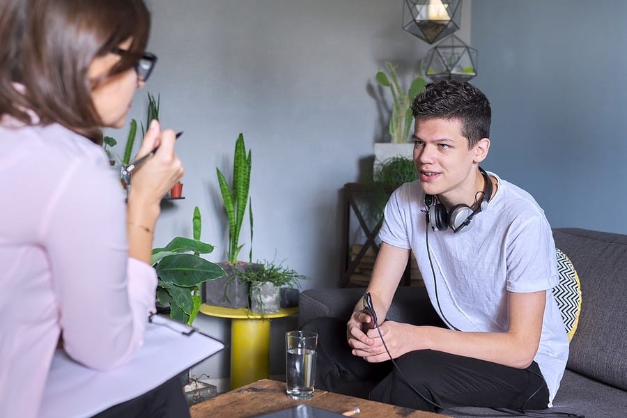 Ragazzo adolescente che incontra un terapeuta