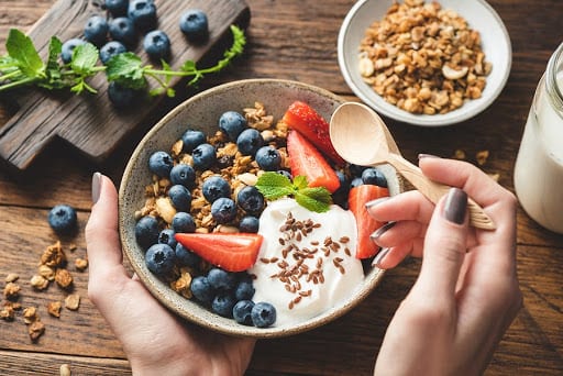 Tazón de frutos secos y frutas